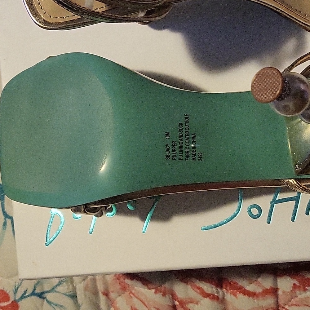 Betsey Johnson Gold and Pearl Heels BNIB - Picture 5 of 7